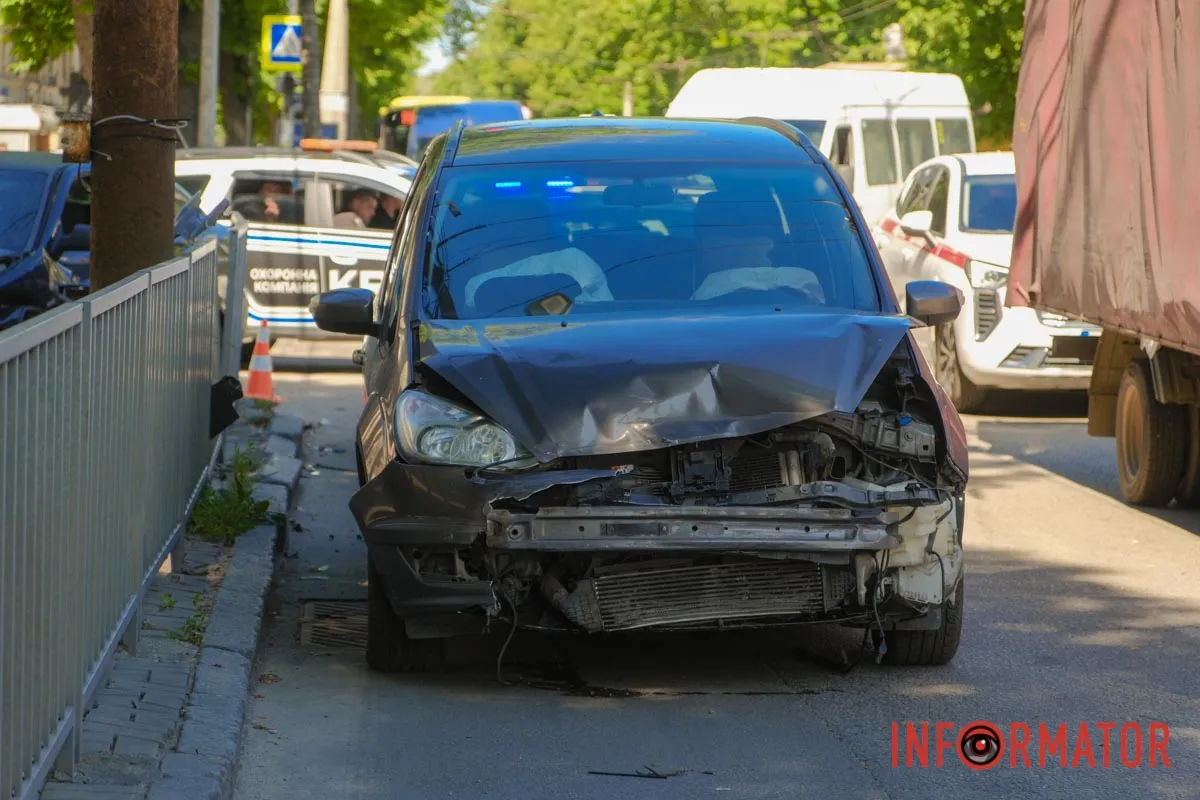 У Дніпрі на Незалежності зіткнулись Ford та Lada: рух ускладнено