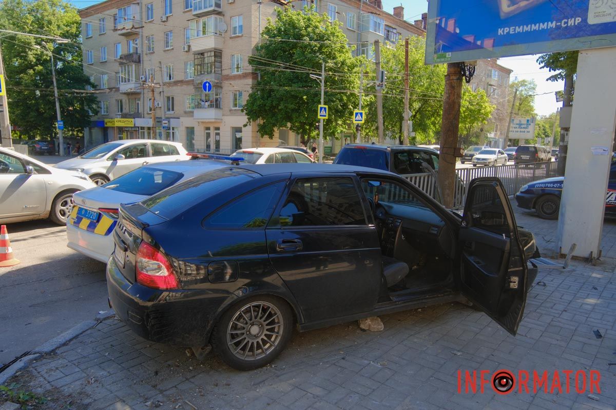 У Дніпрі на Незалежності зіткнулись Ford та Lada: рух ускладнено