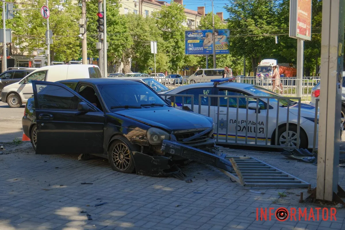 У Дніпрі на Незалежності зіткнулись Ford та Lada: рух ускладнено