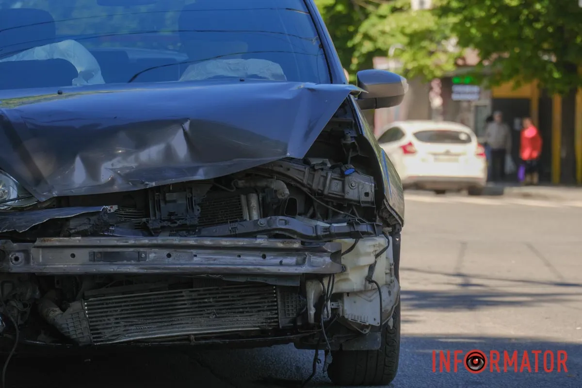 У Дніпрі на Незалежності зіткнулись Ford та Lada: рух ускладнено