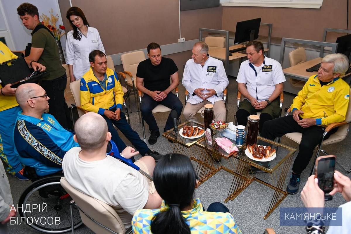 Мер Кам’янського у Дніпрі передав сучасні пневматичні пістолети обласній федерації стрільби
