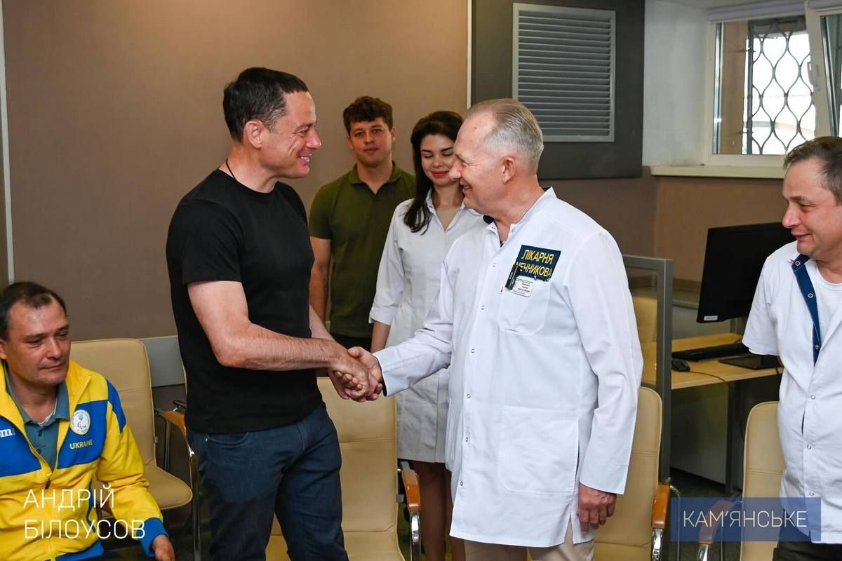 Мер Кам’янського у Дніпрі передав сучасні пневматичні пістолети обласній федерації стрільби