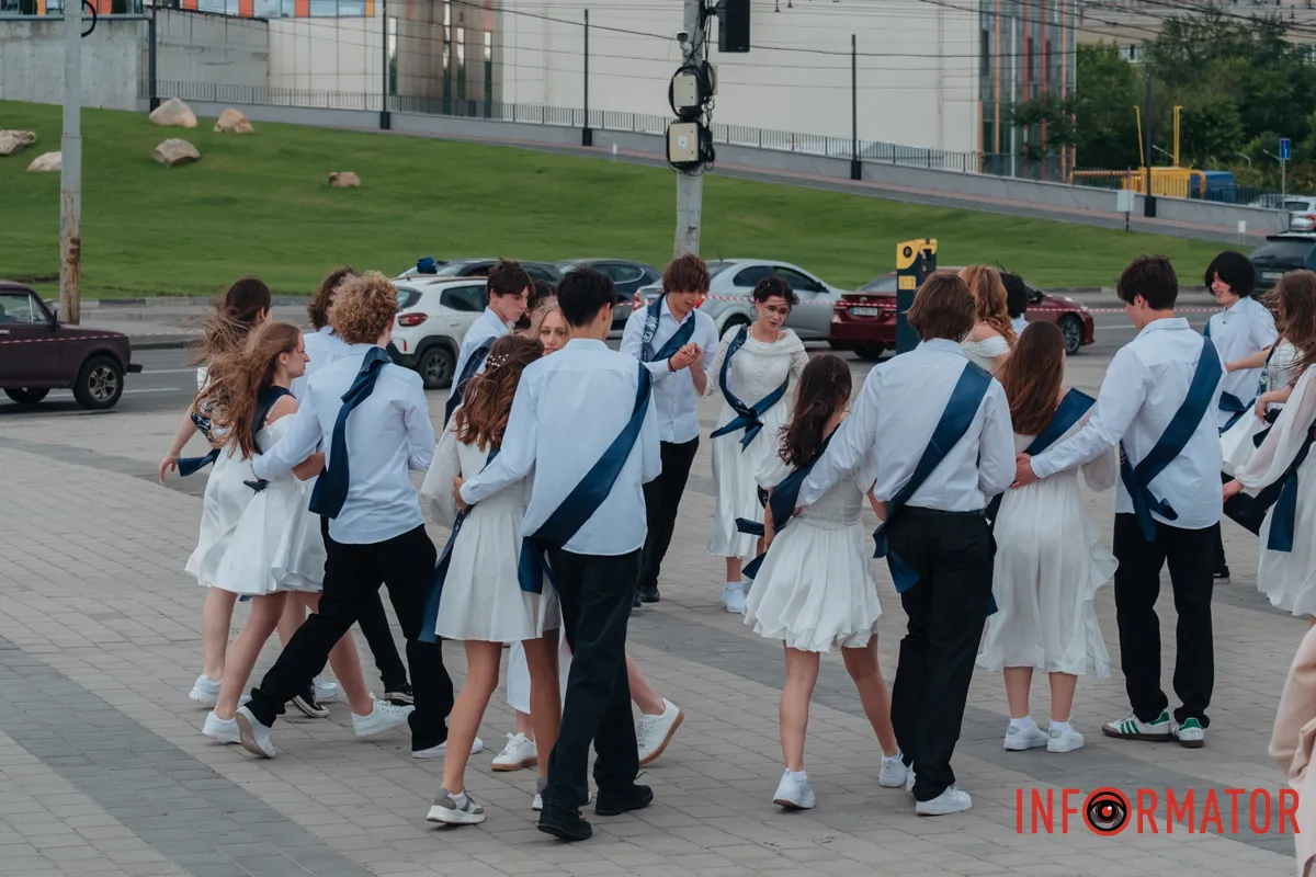 як випускники святкують завершення навчального року