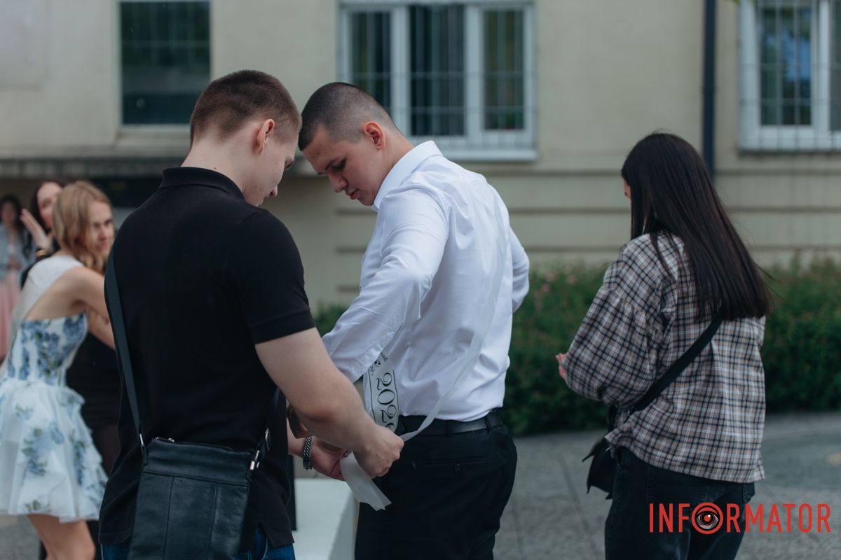 як випускники святкують завершення навчального року
