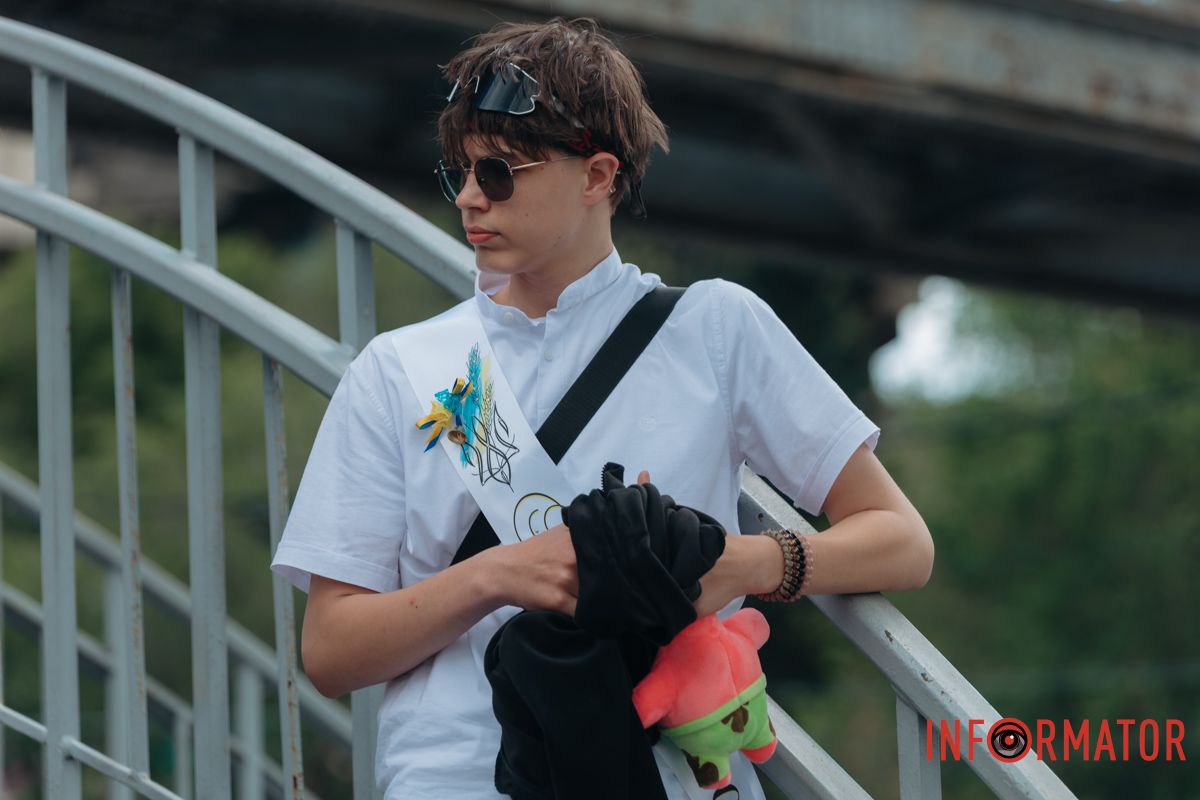 як випускники святкують завершення навчального року