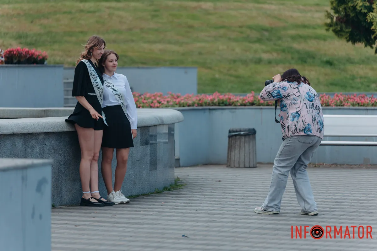 як випускники святкують завершення навчального року