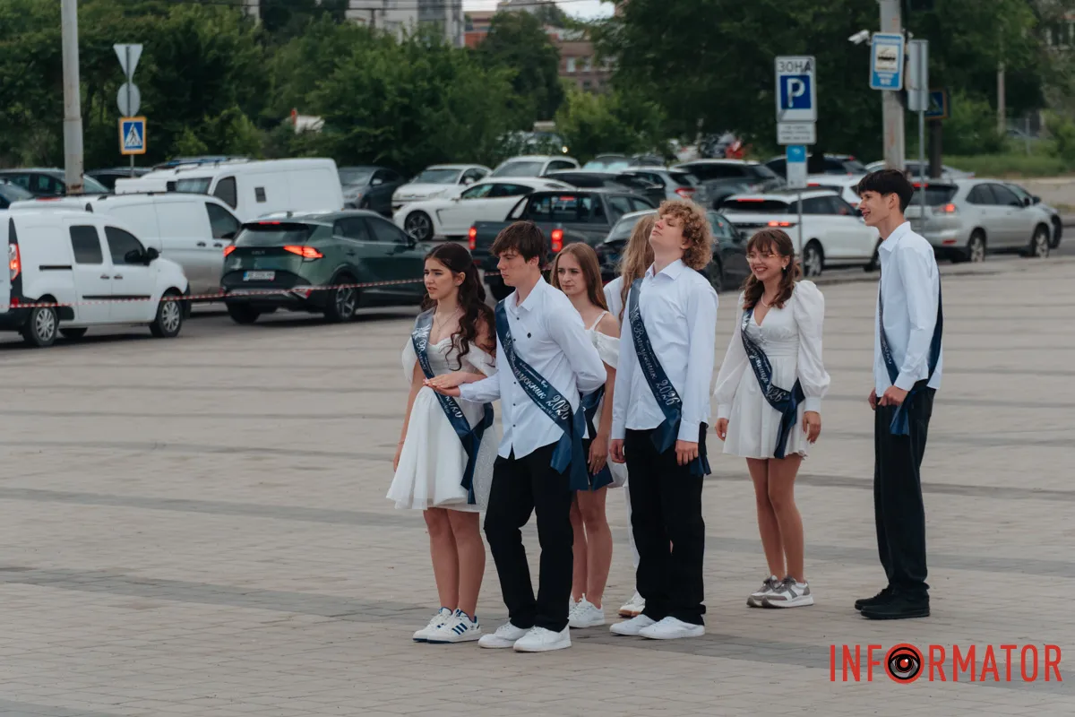 як випускники святкують завершення навчального року