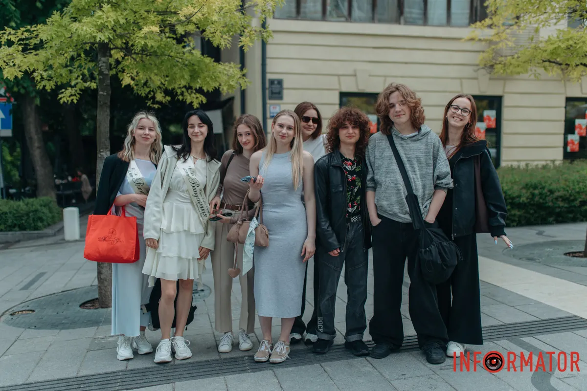 як випускники святкують завершення навчального року