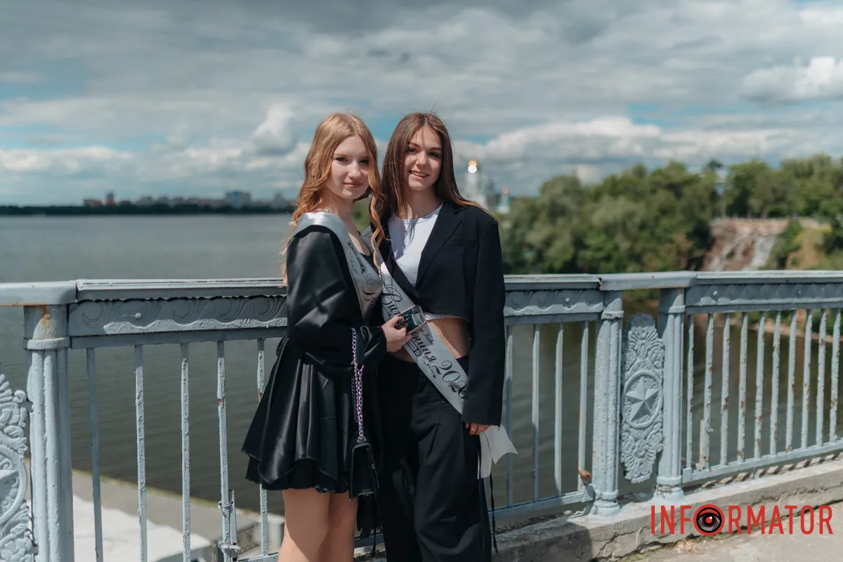 як випускники святкують завершення навчального року