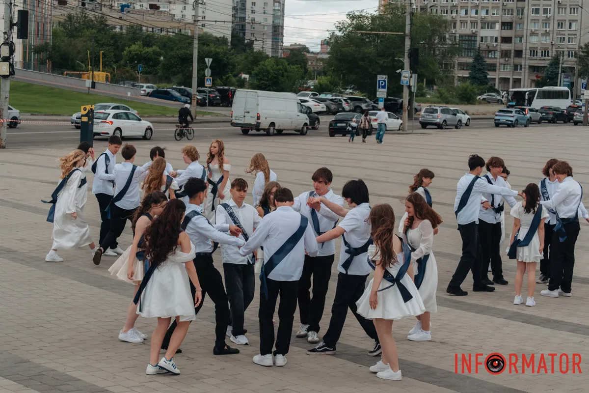 як випускники святкують завершення навчального року