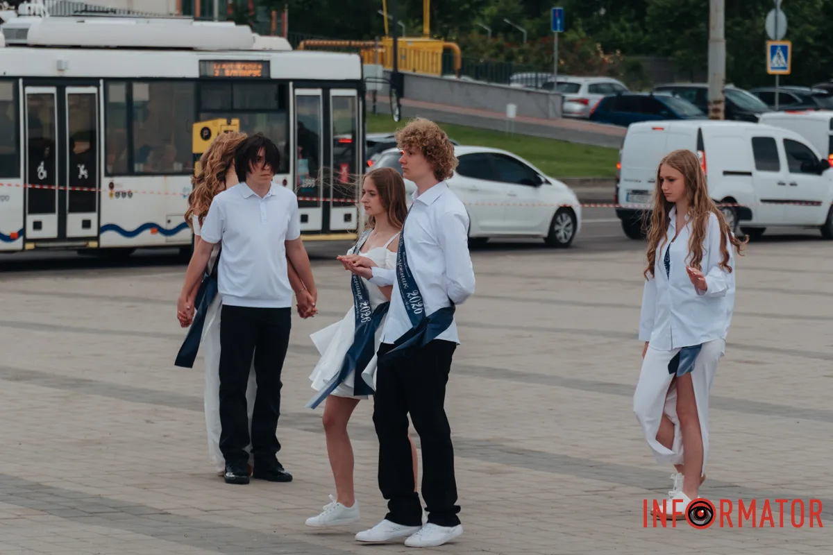 як випускники святкують завершення навчального року
