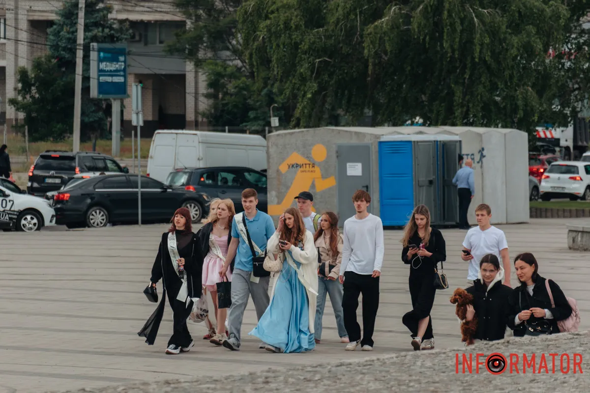 як випускники святкують завершення навчального року