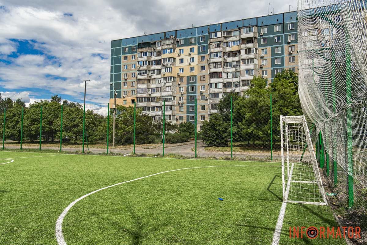 У Дніпрі на Висоцького міськрада під час війни за понад 2,5 мільйона відремонтувала майданчик для футболу