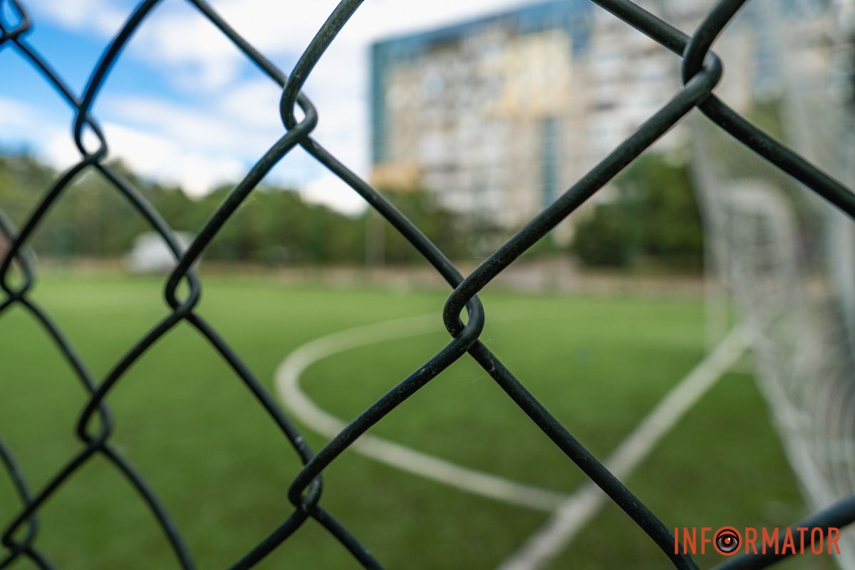 У Дніпрі на Висоцького міськрада під час війни за понад 2,5 мільйона відремонтувала майданчик для футболу