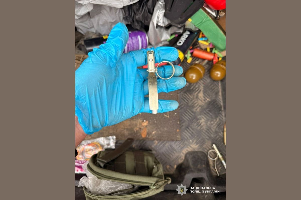 у Дніпрі поліція та СБУ ліквідували підпільний канал збуту зброї