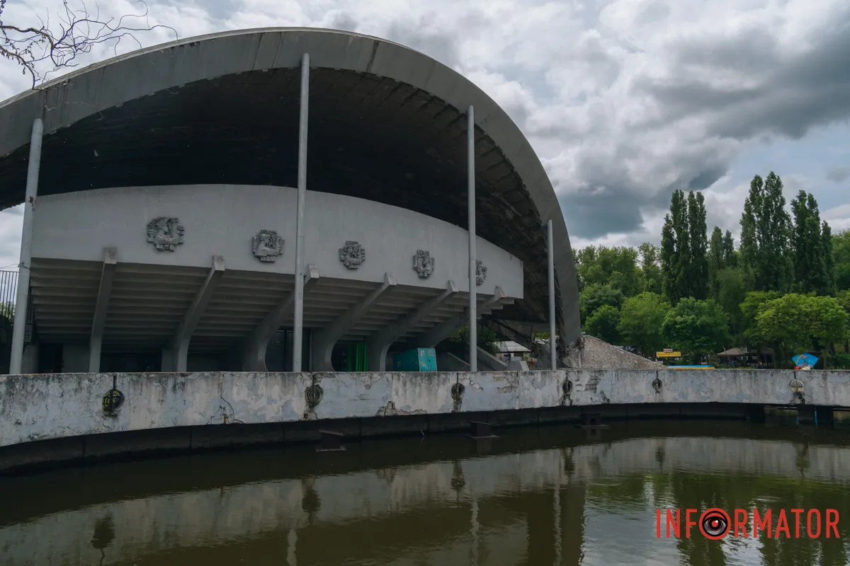на озері в парку Глоби в Дніпрі встановили будиночки, які створили діти для качок