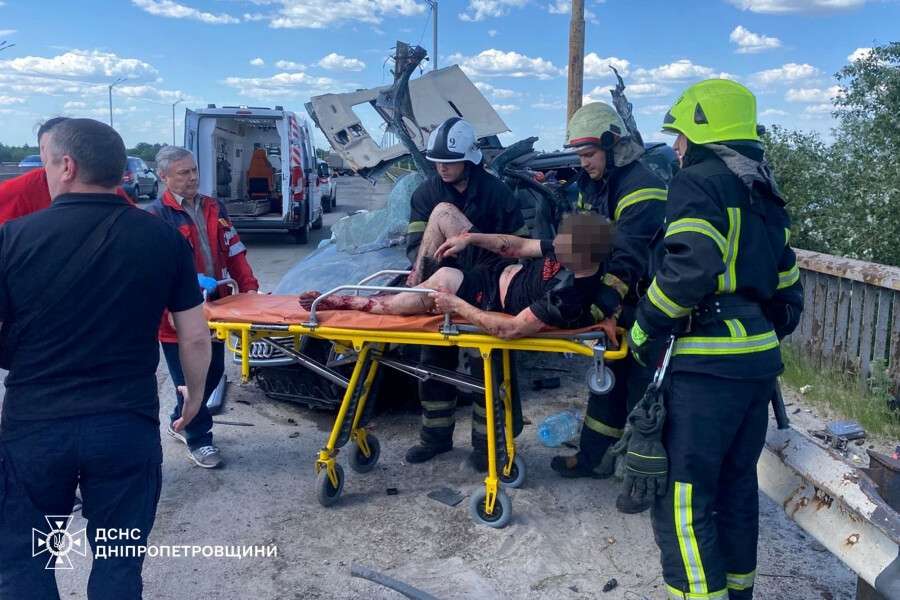 Жахлива ДТП на мосту у Кам’янському: рятувальники вирізали водія та пасажира з понівеченої Audi