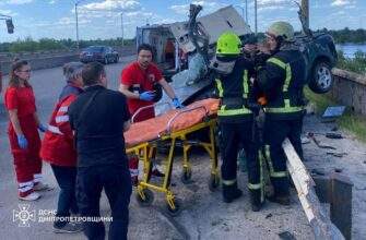 Жахлива ДТП на мосту у Кам’янському: рятувальники вирізали водія та пасажира з понівеченої Audi