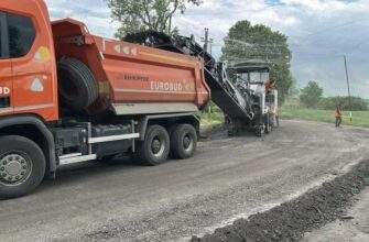 Дорога для фронту і евакуації: на Дніпропетровщині ремонтують кілометри трасу