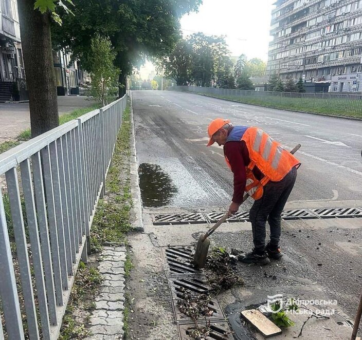 У Дніпрі комунальні служби безупинно ліквідовують наслідки негоди, 18 травня 2026