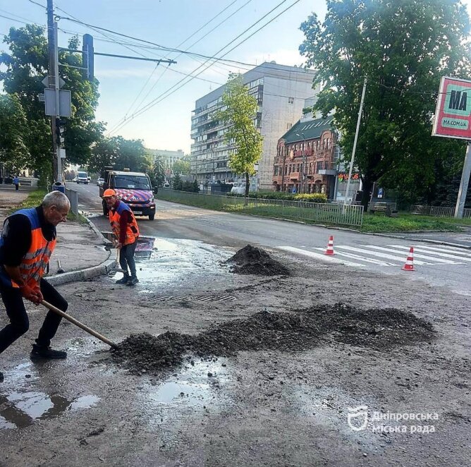 У Дніпрі комунальні служби безупинно ліквідовують наслідки негоди, 18 травня 2026