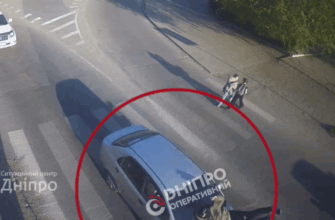 У Дніпрі на Старочумацькій самокатник потрапив під колеса авто: відео моменту