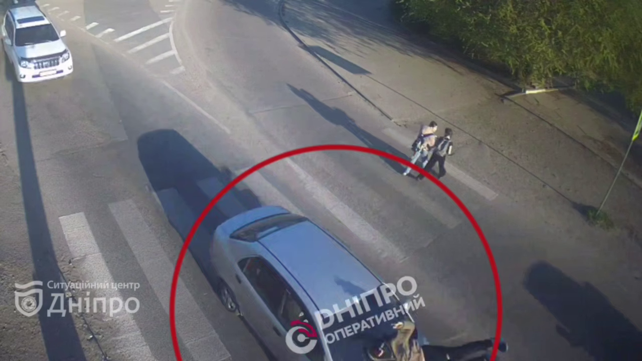 У Дніпрі на Старочумацькій самокатник потрапив під колеса авто: відео моменту
