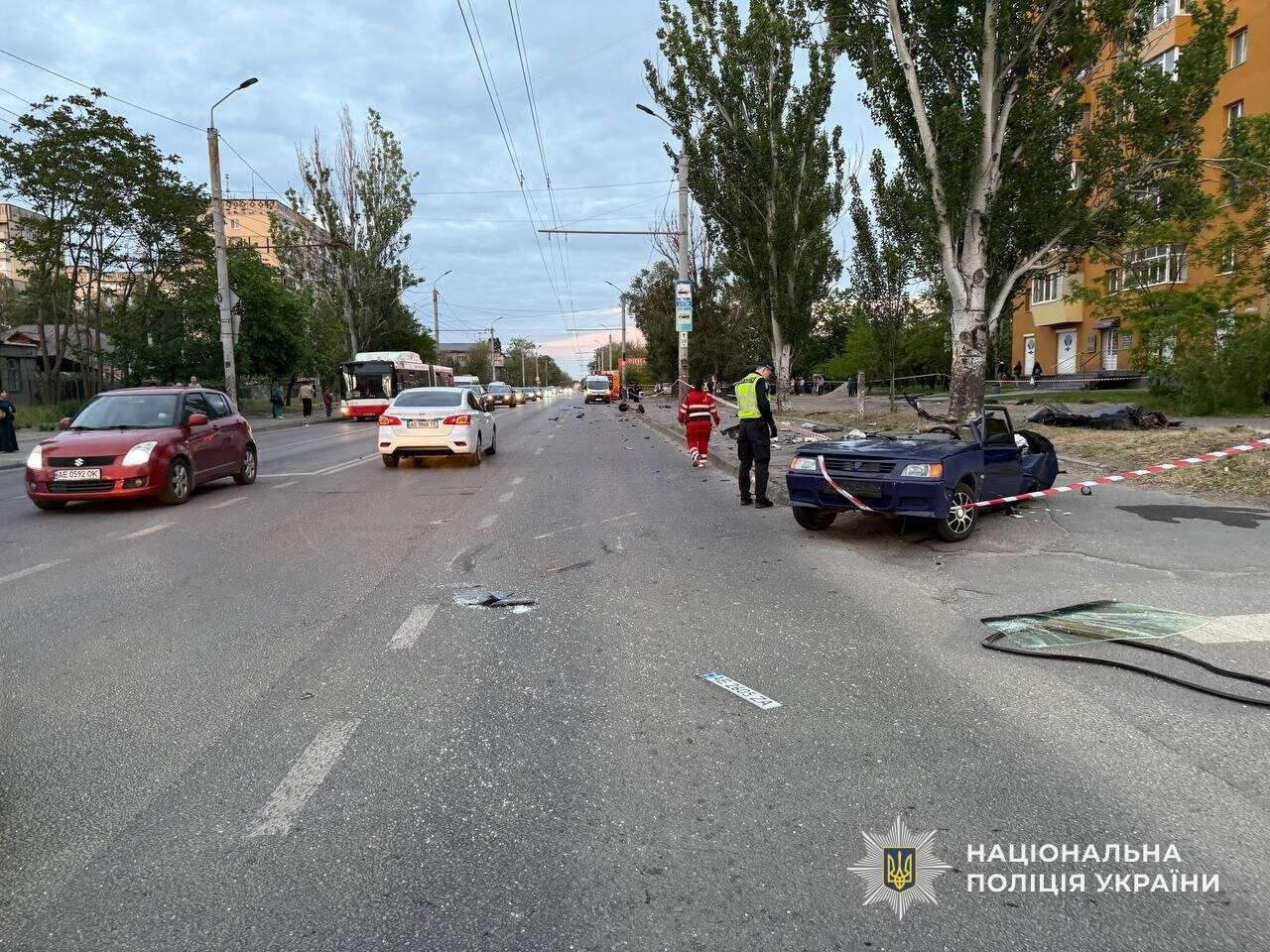 У Дніпрі на Калиновій Jaguar після зіткнення влетів у зупинку: загинула жінка, є постраждалі