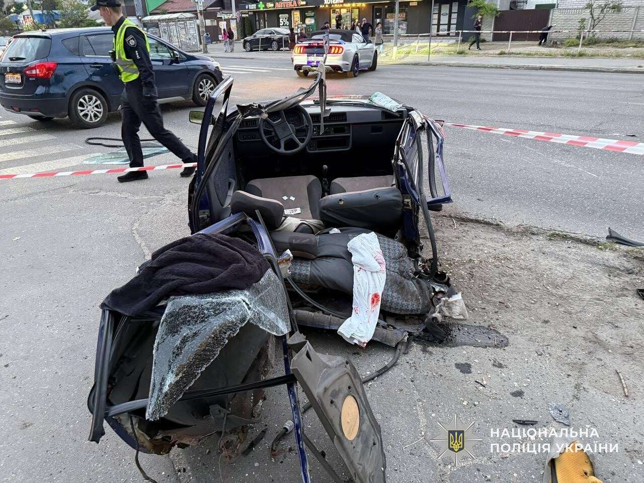 У Дніпрі на Калиновій Jaguar після зіткнення влетів у зупинку: загинула жінка, є постраждалі