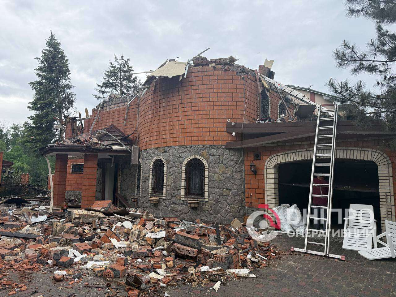 «Як атомна війна»: що зараз відбувається на місцях нічної атаки по Дніпру