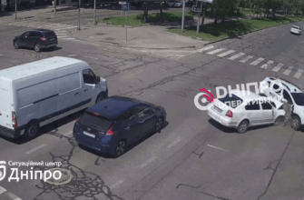 У Дніпрі на Поля Renault ледь не перекинувся на бік після зіткнення зі Skoda: відео та подробиці