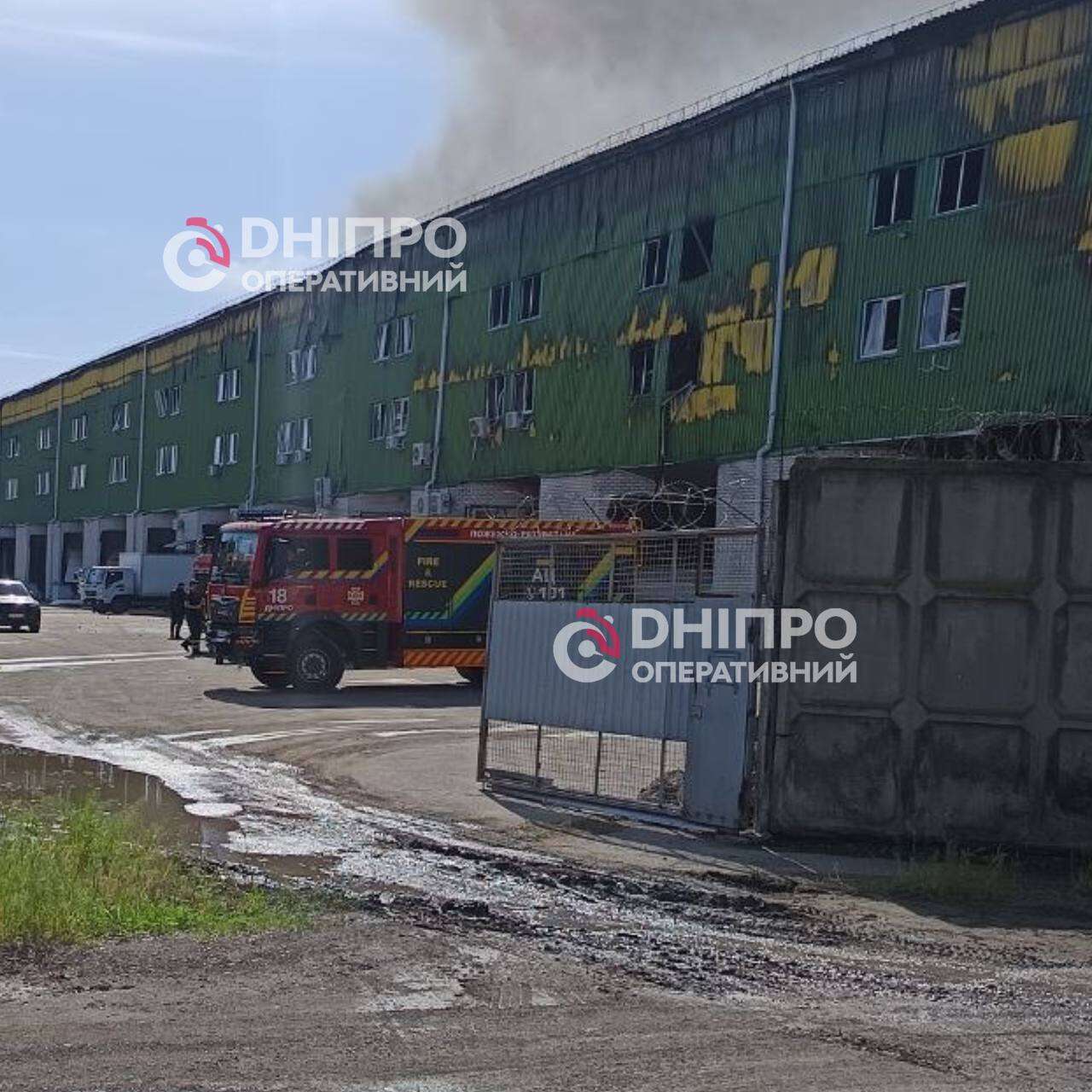 Рятувальники гасять пожежу, люди прибирають уламки: що відбувається на місцях нічного обстрілу Дніпра