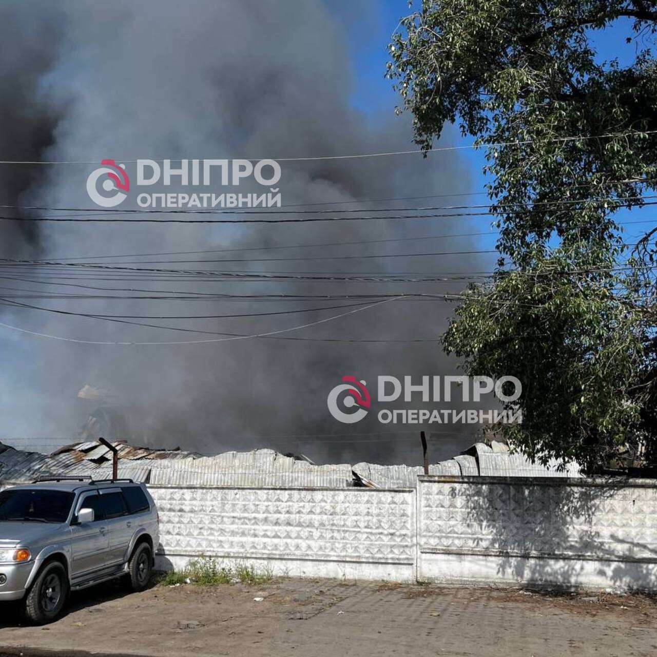 Рятувальники гасять пожежу, люди прибирають уламки: що відбувається на місцях нічного обстрілу Дніпра