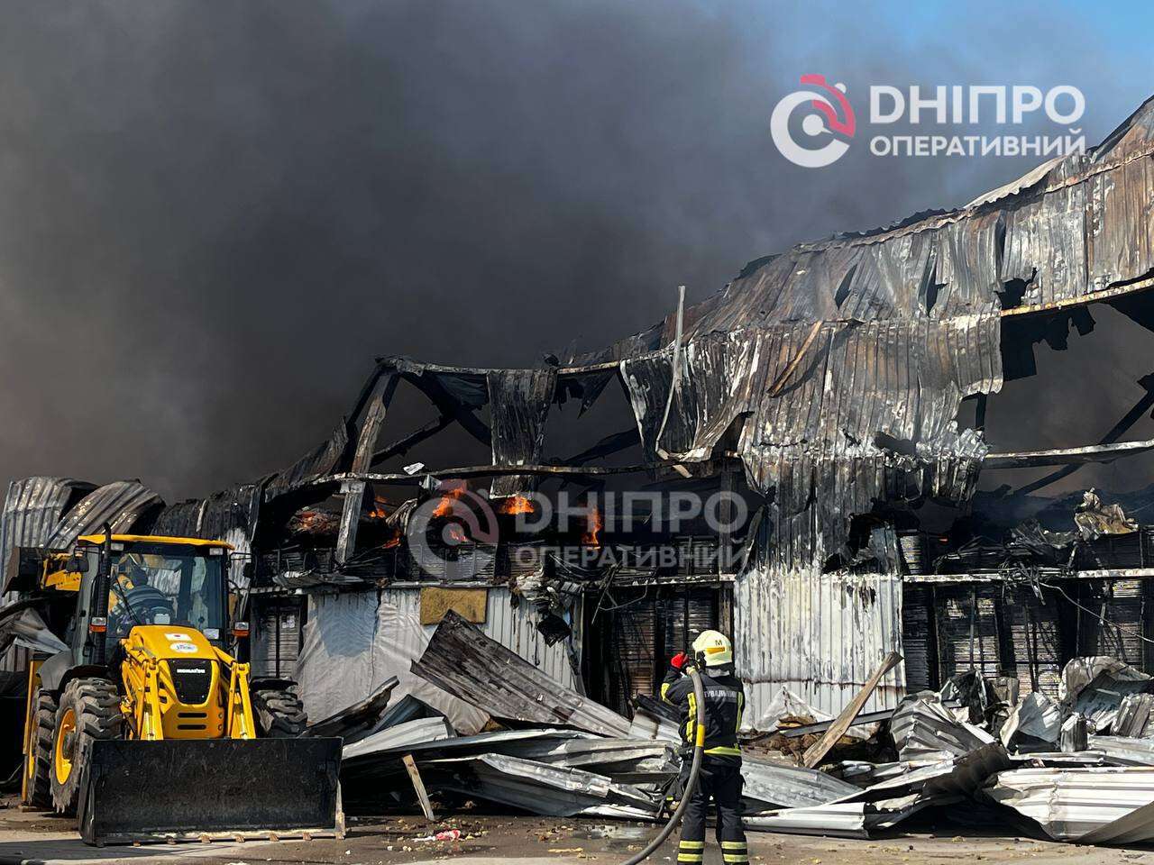 Рятувальники гасять пожежу, люди прибирають уламки: що відбувається на місцях нічного обстрілу Дніпра