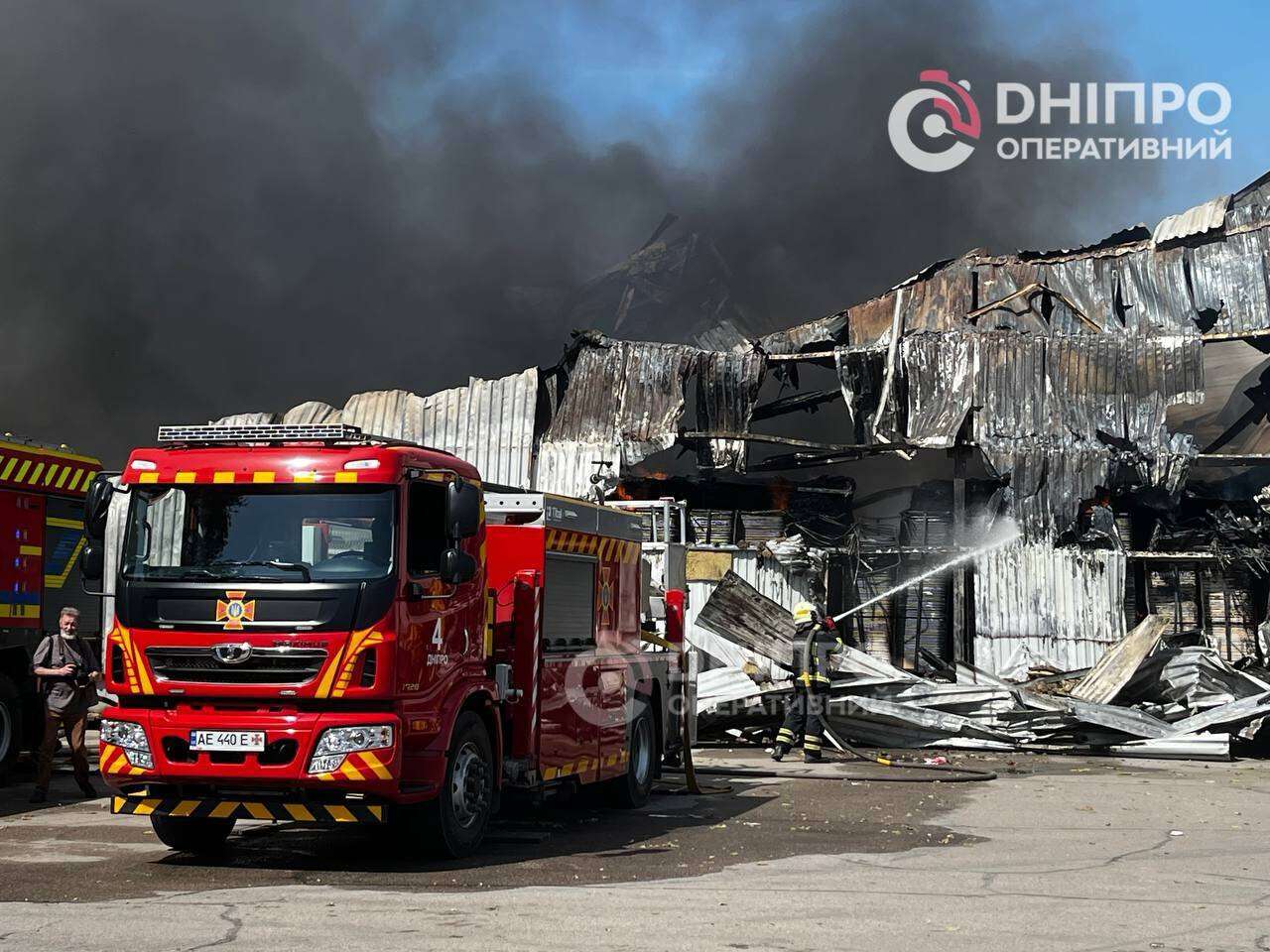 Рятувальники гасять пожежу, люди прибирають уламки: що відбувається на місцях нічного обстрілу Дніпра
