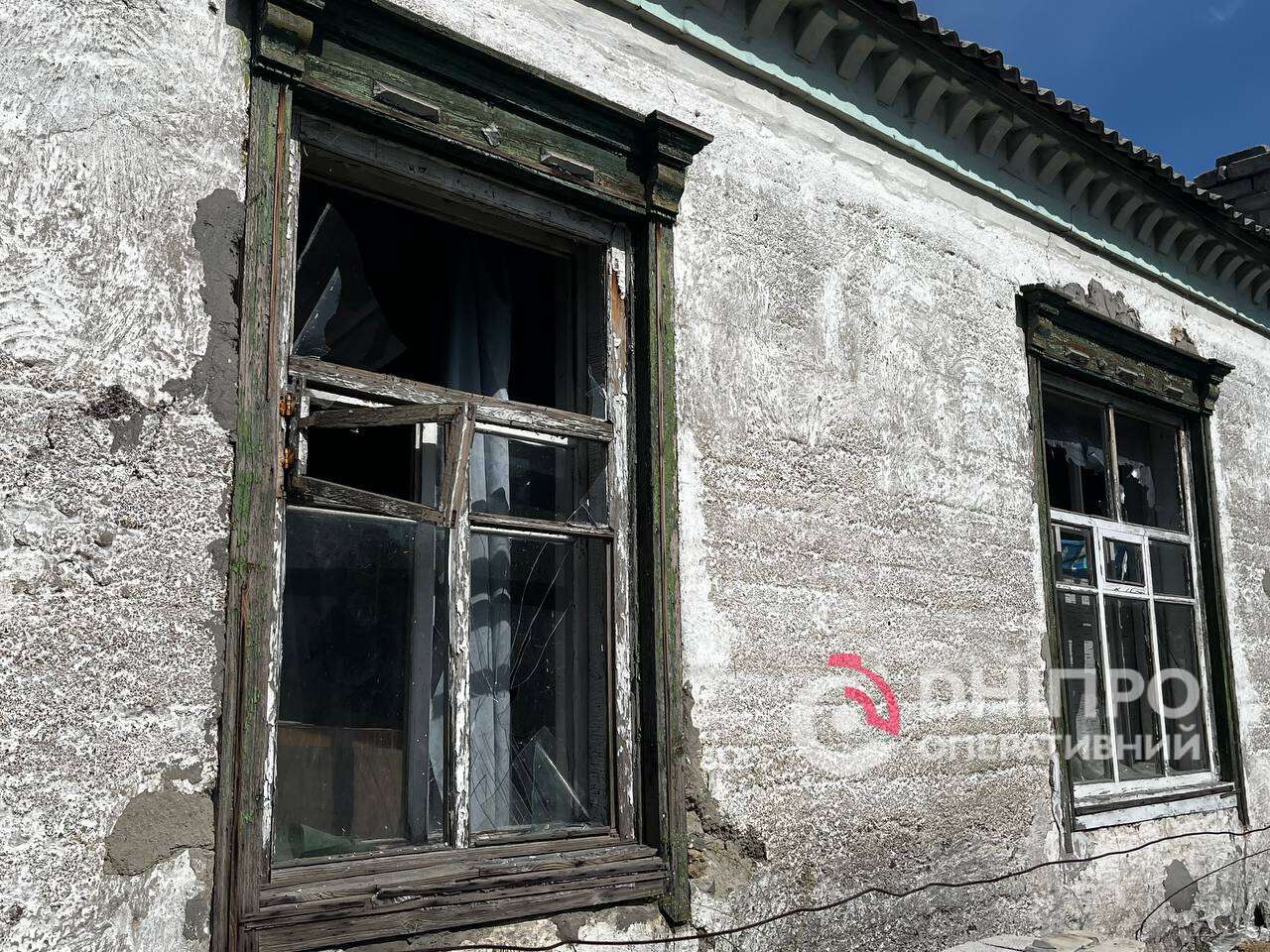 Рятувальники гасять пожежу, люди прибирають уламки: що відбувається на місцях нічного обстрілу Дніпра