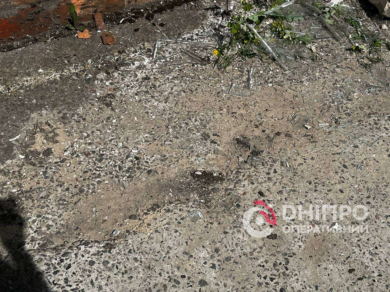 Рятувальники гасять пожежу, люди прибирають уламки: що відбувається на місцях нічного обстрілу Дніпра