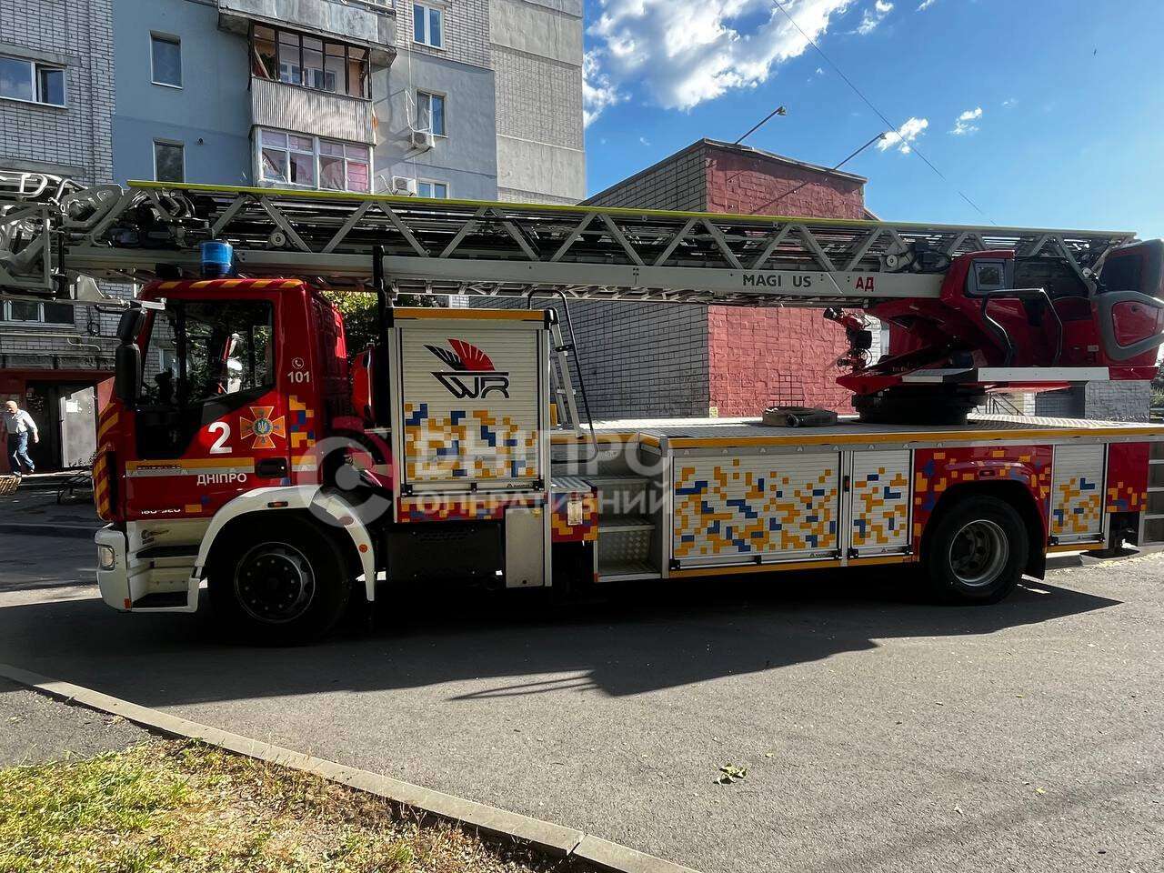 Пошкоджено два будинки, є поранені: що відомо про наслідки нового удару по Дніпру