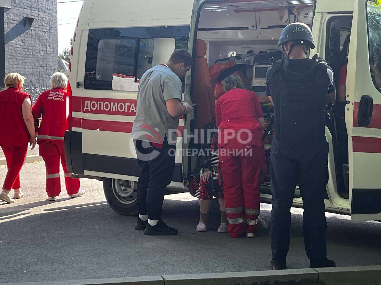 Пошкоджено два будинки, є поранені: що відомо про наслідки нового удару по Дніпру