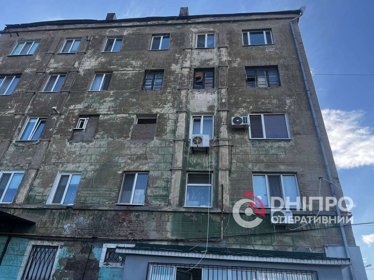 Пошкоджено два будинки, є поранені: що відомо про наслідки нового удару по Дніпру
