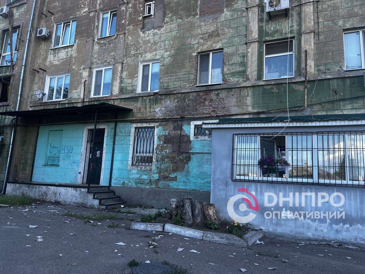 Пошкоджено два будинки, є поранені: що відомо про наслідки нового удару по Дніпру
