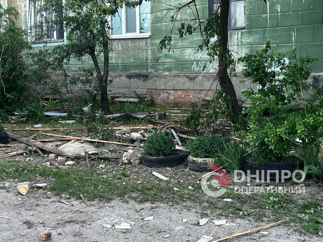 Пошкоджено два будинки, є поранені: що відомо про наслідки нового удару по Дніпру