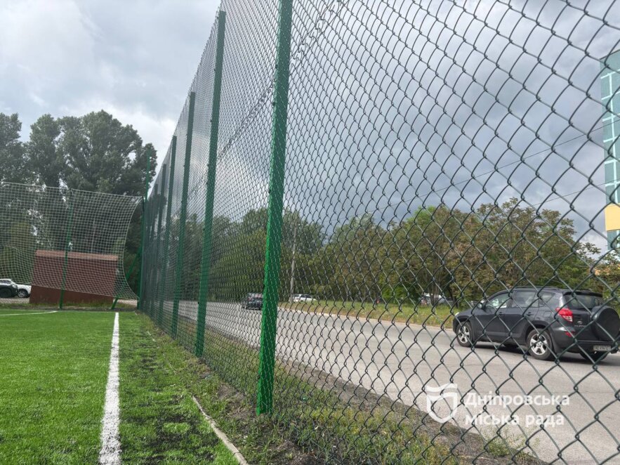 У Дніпрі на ж/м Ломівський оновили футбольне поле