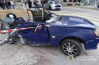 У Дніпрі на Калиновій Jaguar після зіткнення влетів у зупинку: загинула жінка, є постраждалі