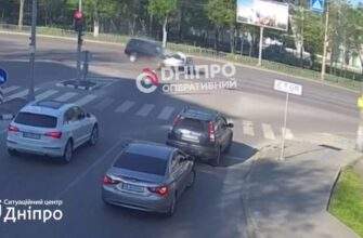 У Дніпрі на Запорізькому шосе Toyota влетіла у ВАЗ, є постраждалий: відео моменту та подробиці