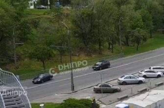 У Дніпрі на набережній Toyota виїжджала з парковки та опинилася на схилі: відео моменту