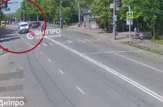 У Дніпрі на Панікахи Ford Mustang вилетів на узбіччя після зіткнення з Mercedes: відео моменту