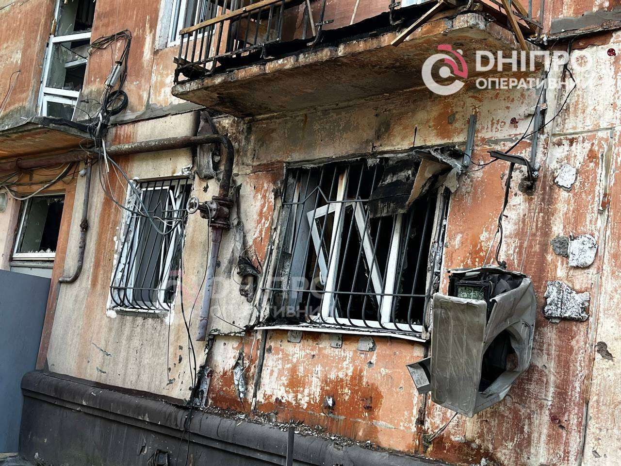 Удар ворожого БпЛА прийшовся по житлових будинках у Дніпрі: що відбувається на місці події