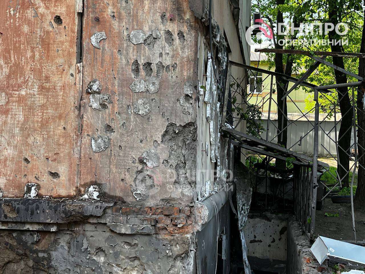 Удар ворожого БпЛА прийшовся по житлових будинках у Дніпрі: що відбувається на місці події