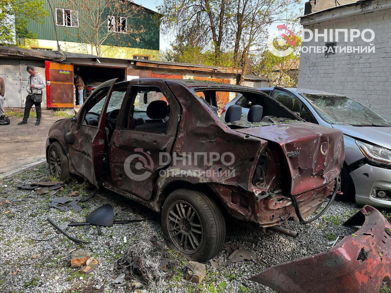 Удар ворожого БпЛА прийшовся по житлових будинках у Дніпрі: що відбувається на місці події